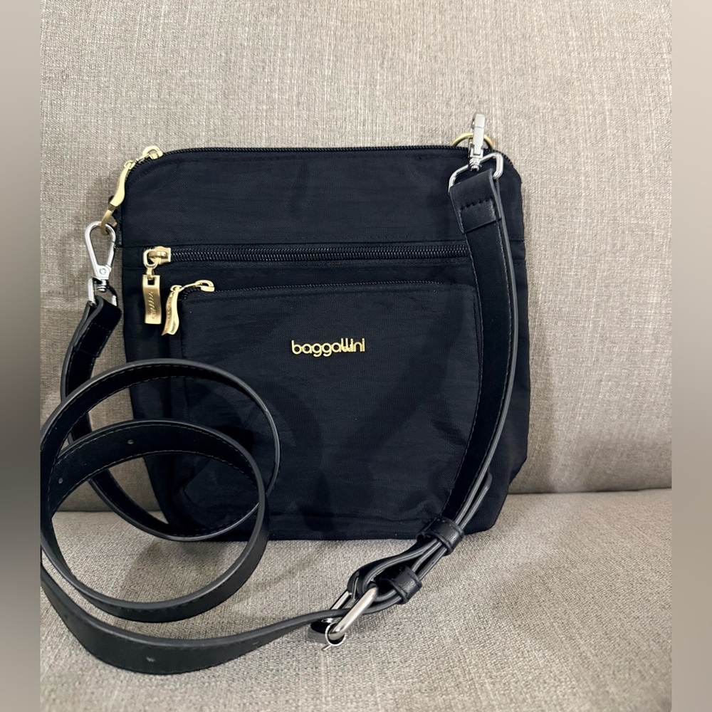 Baggallini Modern Pocket Crossbody - Picture 3 of 10